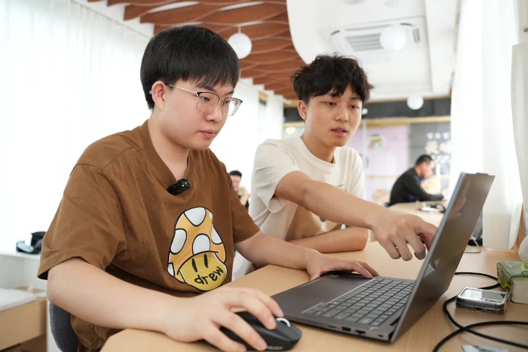 为全球企业“网安”加码！“漏洞赏金猎人”何权在伟德国际体育官网见到了他的偶像